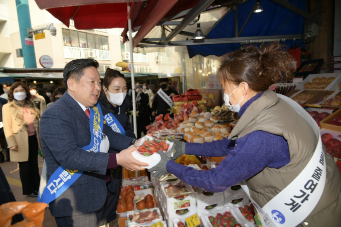 지난해 설 맞이 전통시장 장보기 나선 김병내 광주광역시 남구청장.