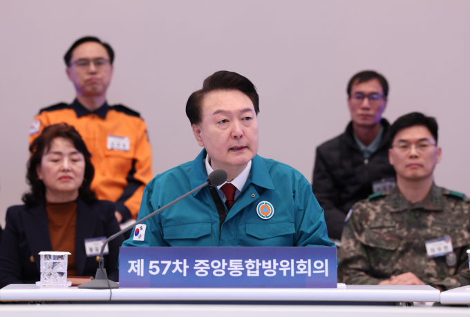 31일 윤석열 대통령이 제57차 중앙통합방위회의에서 북한의 도발에 대해 "반민족·반통일이며 역사에 역행하는 도발이고 위협"이라고 밝혔다. 사진은 윤 대통령이 31일 제57차 중앙통합방위회의를 주재하는 모습. /사진=뉴시스(대통령실통신사진기자단)