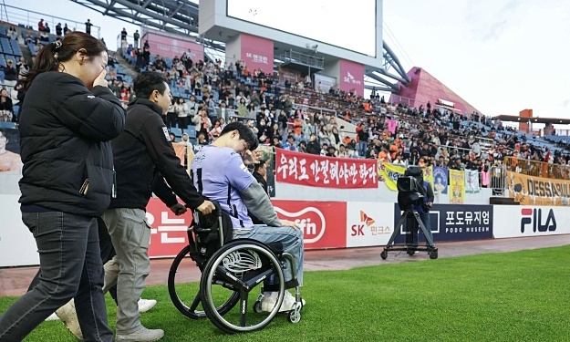 국가대표를 꿈꾸던 축구선수 유연수를 하반신 마비에 이르게 한 만취 운전자가 징역 4년형이 많다며 항소했다. 사진은 지난해 11월 제주에서 열린 유연수의 은퇴식 모습. /사진=뉴스1