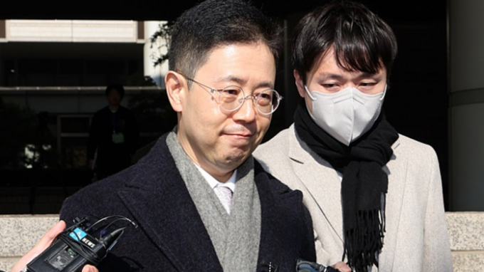 고발 사주 의혹으로 재판에 넘겨진 손준성 차장검사(검사장)가 징역 1년을 선고 받았다. 사진은 손준성 대구고검 차장검사가 1심 선고 공판 출석을 마친 뒤 법원을 떠나고 있는 모습. /사진=뉴스1