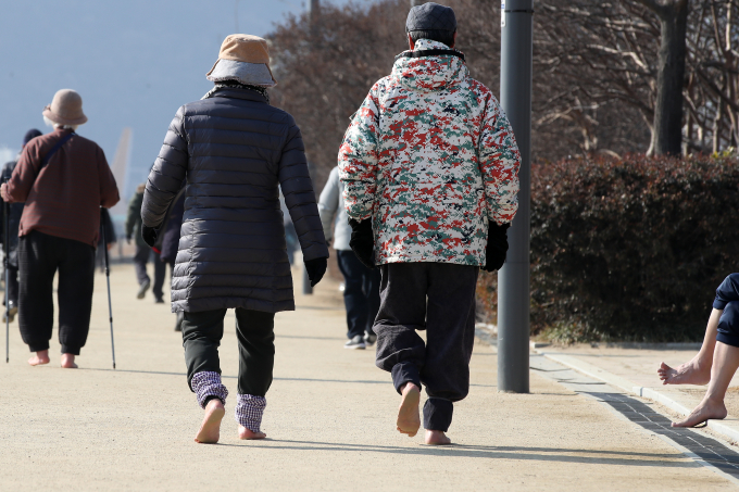 2월 첫날 미세먼지가 '매우나쁨'으로 예상된다. 사진은 지난 30일 대구 수성못을 찾은 시민들이 산책로를 따라 맨발로 걷고 있는 모습. /사진=뉴스1 