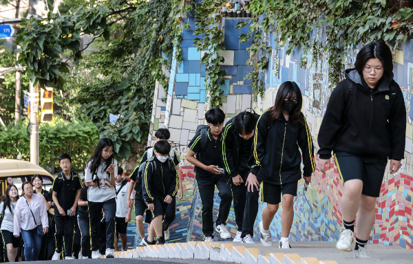 31일 서울시교육청은 올해 서울 지역 중학교 학생들이 작년보다 1326명 감소했다고 발표했다. 사진은 서울 서대문구 연희중학교 학생들이 등교하는 모습./ 사진=뉴시스