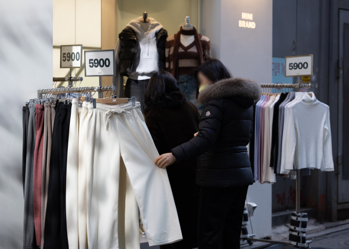 2월 첫날 미세먼지는 '매우나쁨'이다. 사진은 지난달 30일 오후 서울 중구 명동거리 한 상점에 봄 옷이 진열돼 있는 모습. /사진=뉴스1