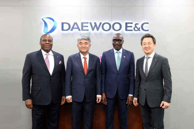 정원주 대우건설 회장(왼쪽에서 두 번째)과 백정완 사장(오른쪽)이 나이지리아 국영석유공사(NNPC) 멜레 콜로 키야리 CEO(오른쪽에서 두 번째), 조셉 페나우 Nigdel Oil 회장(왼쪽)과 면담했다. /사진 제공=대우건설