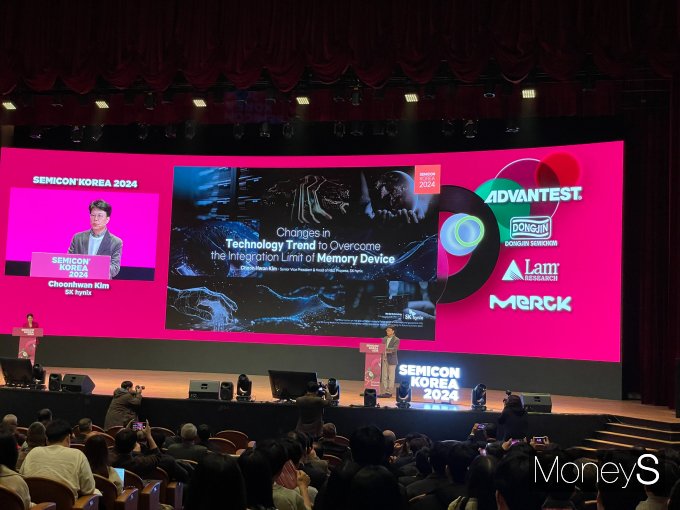 31일 서울 강남구 코엑스에서 개막한 '세미콘 코리아 2024'에서 김춘환 SK하이닉스 부사장이 기조연설을 하고 있다. / 사진=이한듬 기자
