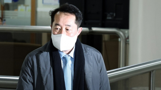'민주당 돈봉투 의혹'으로 재판에 넘겨진 윤관석 무소속(전 더불어민주당) 의원이 1심에서 징역 2년 실형을 선고받았다. 사진은 강래구 전 한국수자원공사 상임감사위원이 1심 선고 공판에 출석한 모습. /사진=뉴스1