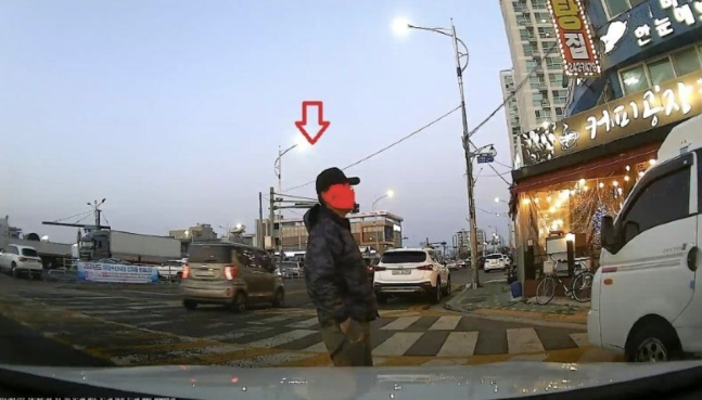  충남 아산부터 전남 목포까지 왕복 560㎞ 거리의 택시비를 내지 않고 달아난 무개념 승객의 이야기가 전해져 누리꾼들의 공분을 샀다. 사진은 피해 택시 기사의 블랙박스에 찍힌 '먹튀 승객' 의 모습. /사진=온라인 커뮤니티 캡처