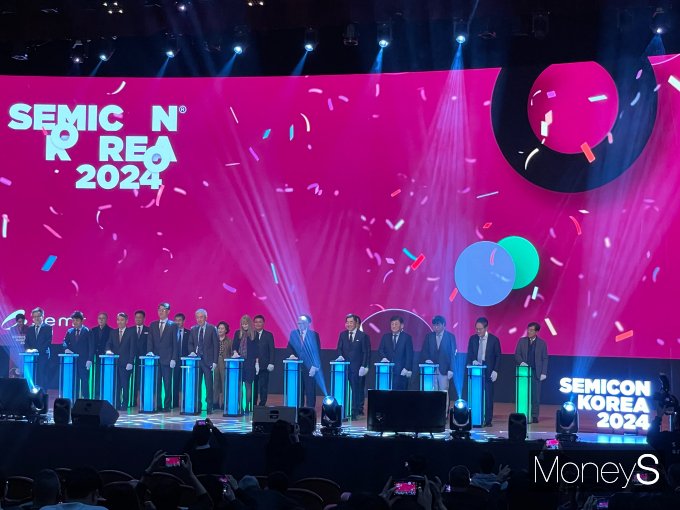 31일 서울 코엑스에서 국내 최대 반도체 산업 전시회 '세미콘 코리아 2024'가 개막했다. / 사진=이한듬 기자