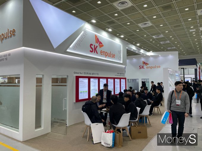 31일 서울 코엑스에서 개막한  '세미콘 코리아 2024' 전시장에 마련된 SK엔펄스의 부스에 인파가 몰려있다./ 사진=이한듬 기자