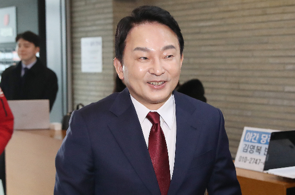 원희룡 전 국토교통부 장관이 31일 국민의힘 당사에서 제22대 국회의원 선거 공직후보자 추천신청서를 제출했다. 사진은 31 서울 여의도 국민의힘 중앙당사에 들어서는 원 전 장관. /사진=뉴스1