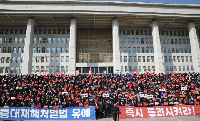31일 오후 서울 여의도 국회 본청 앞 계단에서 열린 중대재해처벌법 유예 촉구 전국 중소기업인 결의대회에서 참가자들이 법안 유예를 촉구하는 피켓을 들고 있다. / 사진=뉴스1 임세영 기자