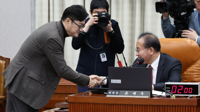 윤재옥 국민의힘 원내대표와 홍익표 더불어민주당 원내대표가 1일 서울 여의도 국회에서 열리는 본회의에 참석할 것으로 보이는 가운데 여야 최대 쟁점인 중대재해처벌법이 유예될 것인지에 관심이 쏠린다. 사진은 지난달 23일 국회에서 열린 운영위 전체회의에서 홍 원내대표(왼쪽)와 윤 원내대표(오른쪽)가 악수하는 모습. /사진=뉴스1 
