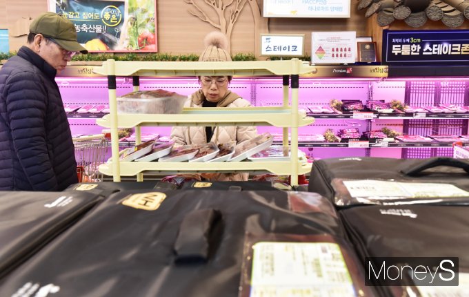 [머니S포토] 설 명절 앞둔 대형마트, 품질 좋은 한우 어때요