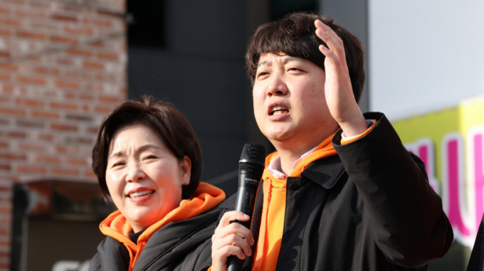 이준석 개혁신당 대표와 양향자 한국의희망 대표가 31일 광주 1913 송정역 시장을 방문해 송정역 복합환승센터 설치와 무등산 전기버스 개통 등의 정책 홍보를 진행했다. 사진은 이날 오후 이 대표(오른쪽)와 양 대표(왼쪽)가  시민들에게 길거리 정책홍보를 하는 모습. /사진=뉴스1