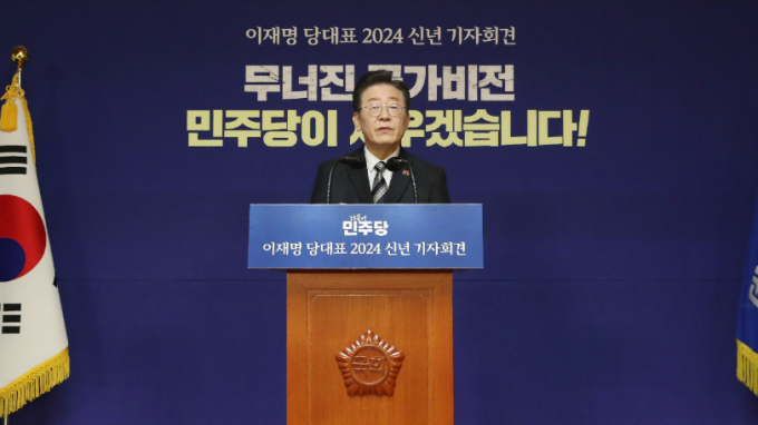 이재명 더불어민주당 대표가 31일 서울 여의도 국회 사랑재에서 열린 신년 기자회견에서 적대감이 넘치는 사회를 바꾸기 위해 권력자가 책임을 다해야 한다고 주장했다. 사진은 이날 오전 기자회견에서 이 대표가 발언하는 모습. /사진=뉴스1