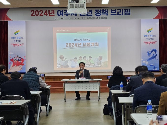 이충우 여주시장이 어론인들과 정책 브리핑에서 기자들과의 질의 응답을 진행하고 있다. /사진=이건구 기자