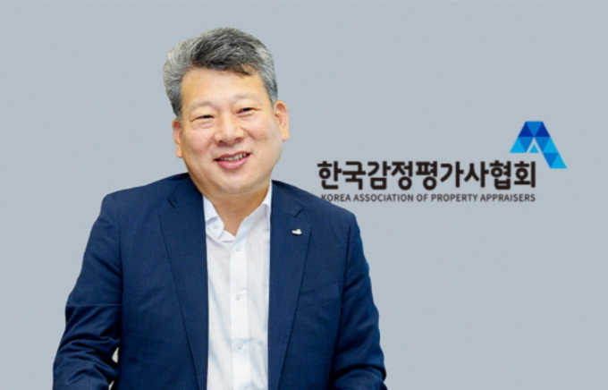 양길수 한국감정평가사협회장이 지난 1월31일 제18대 회장으로 당선되면서 22년 만에 연임에 성공했다. 양 회장은 한국부동산원과 업무 협조를 이루는 등 감정평가산업의 발전을 도모하는 데 기여했다는 평가를 받는다. /사진 제공=한국감정평가사협회