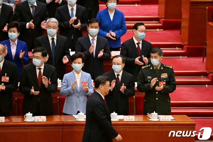 지난해 3월13일(현지시간) 중국 베이징 전국인민대표대회(NPC) 폐막식에 참여하기 위해 시진핑 중국 국가주석이 친강 외교부장과 리상푸 국방부을 지나쳐 걸어가고 있다. 2023.03.13/ ⓒ 로이터=뉴스1 ⓒ News1 장성희 기자