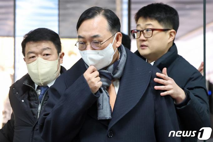 '백현동 수사무마 금품수수 의혹'을 받는 곽정기 변호사가 22일 오후 서울 서초구 서울중앙지법에서 열린 영장실질심사에 출석하고 있다. 2023.12.22/뉴스1 ⓒ News1 민경석 기자