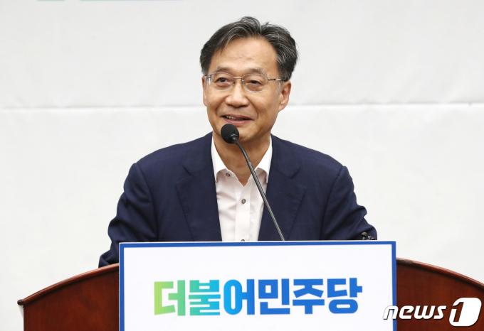 유동수 더불어민주당 정책수석부대표가 4일 오후 서울 여의도 국회에서 열린 의원총회에서 인사말을 하고 있다. 2023.10.4/뉴스1 ⓒ News1 임세영 기자
