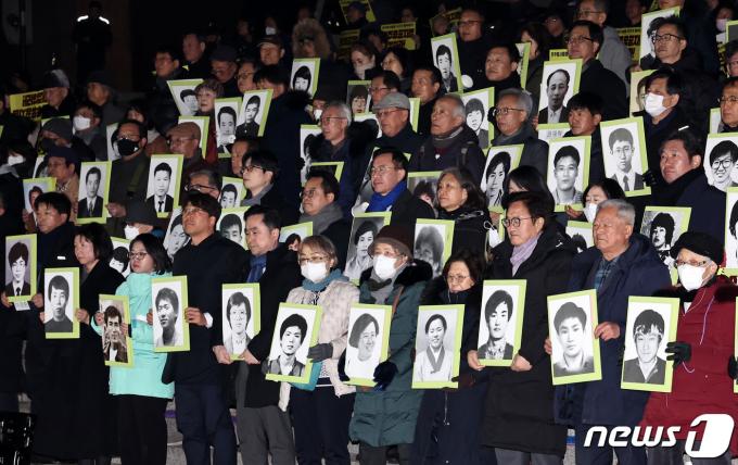 [사진] '민주화 투쟁 열사 영정 들고'