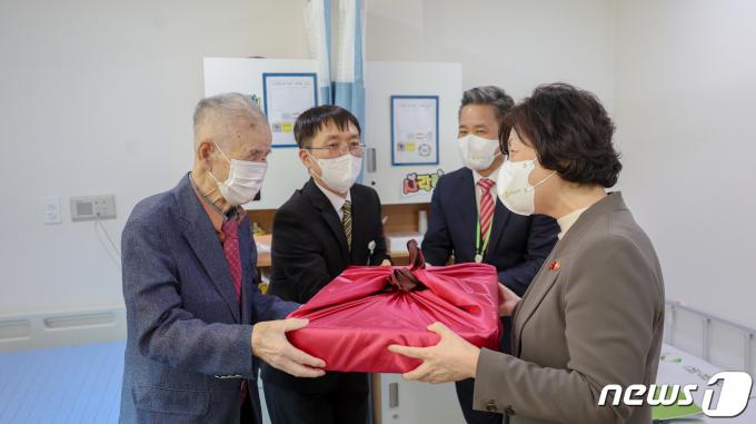 [사진] 이석규 애국지사에게 위문품 전달하는 강정애 보훈장관