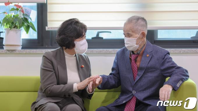 [사진] 이석규 애국지사 만난 강정애 장관