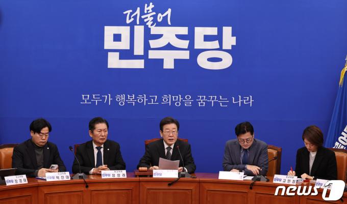 이재명 더불어민주당 대표가 26일 오전 서울 여의도 국회에서 열린 최고위원회의에서 모두발언을 하고 있다. (자료사진) 2024.1.26/뉴스1 ⓒ News1 구윤성 기자