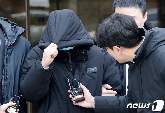 롤스로이스 돌진 사건 가해자에게 마약류를 처방한 혐의를 받는 40대 염모 씨가 27일 오전 서울 서초구 서울중앙지법에서 열린 구속 전 피의자 심문(영장실질심사)를 마친 뒤 법원 밖으로 나가고 있다.2023.12.27/뉴스1 ⓒ News1 장수영 기자
