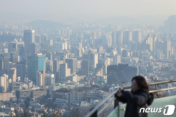 서울을 비롯한 수도권 초미세먼지 농도가 '나쁨' 수준을 보인 31일 오전 서울 중구 남산에서 바라본 도심이 뿌옇게 흐린 모습을 나타내고 있다. 2024.1.31/뉴스1 ⓒ News1 민경석 기자
