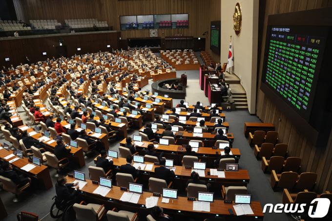 25일 오후 서울 여의도 국회에서 열린 제412회 국회(임시회) 제1차 본회의에서 '달빛고속철도 건설을 위한 특별법'이 가결되고 있다. 2024.1.25/뉴스1 ⓒ News1 구윤성 기자