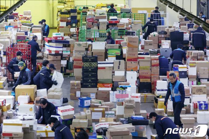[사진] 설 앞두고 우편물류센터에 가득 쌓인 선물상자