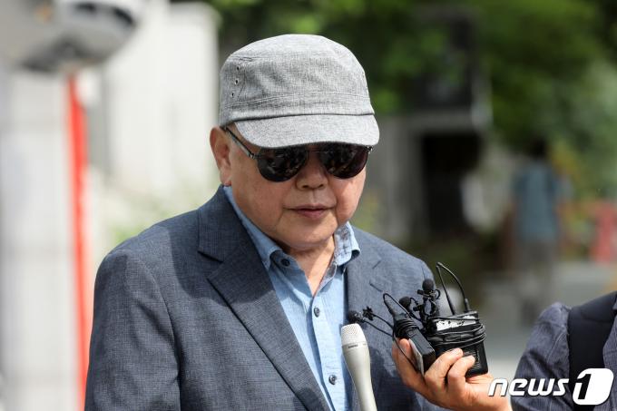 김건희 여사가 '쥴리'라는 예명으로 불렸다고 주장한 안해욱씨(전 대한초등학교 태권도협회장)가 피고발인 조사를 앞두고 서초경찰서 앞에서 입장을 밝히고 있다. 2022.7.27/뉴스1 ⓒ News1 황기선 기자
