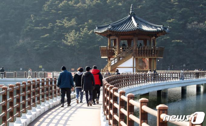 봄을 알리는 절기 입춘(立春)을 나흘 앞두고 평년기온을 웃도는 포근한 날씨가 이어진 31일 오후 대구 달성군 옥포읍 송해공원을 찾은 시민들이 옥연지 수상 산책로를 따라 걷고 있다. 2024.1.31/뉴스1 ⓒ News1 공정식 기자