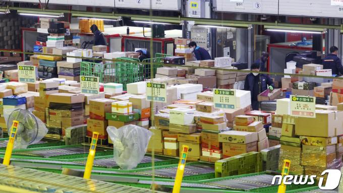[사진] 새벽 깨우는 우편물류센터 '설 명절 앞두고'