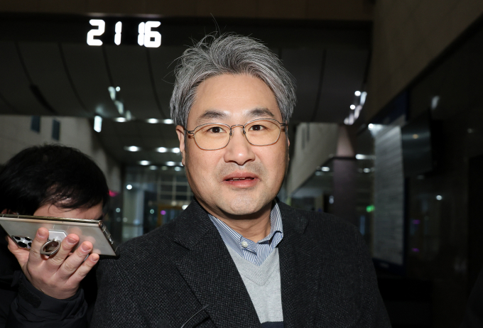 과학기술정보통신부는 지난달 31일 5세대 이동통신(5G) 28㎓ 주파수에 대한 오름입찰 및 밀봉입찰을 진행한 결과 스테이지엑스 컨소시엄이 입찰가액 4301억원에 낙찰받았다고 밝혔다. 사진은 한윤제 스테이지엑스 입찰대리인이 지난달 31일 서울 송파구 아이티벤처타워에서 진행된 5G 28㎓ 대역 주파수 경매를 마친 뒤 취재진의 질문에 답하는 모습. /사진=뉴스1