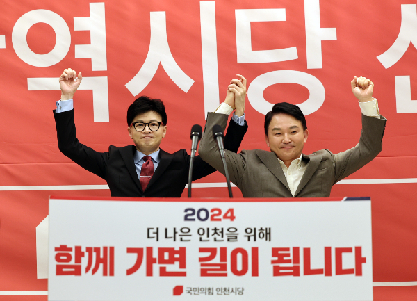 지난달 31일 원희룡 전 국토교통부장관이 자신의 페이스북에 수원 철도지하화 공약과 관련한 글을 게재했다. 사진은 지난달 16일 인천 계양구에서 열린 국민의힘 인천시당 신년 인사회에 참석한 한동훈 국민의힘 비상대책위원장과 원희룡 전 국토교통부장관(오른쪽)의 모습. /사진=뉴시스