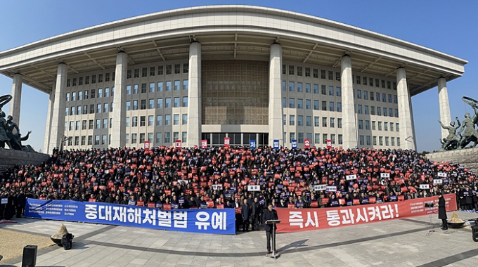 50인 미만 사업장에 확대 적용된 중대재해처벌법(중대재해법) 유예안이 다시 한번 국회 테이블에 오를지 관심이 뜨겁다. 사진은 중대재해처벌법 유예 촉구를 위해 국회를 찾은 중소기업인들의 모습. /사진=뉴스1