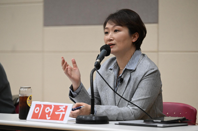 1일 이언주 전 국민의힘 의원이 더불어민주당 복당 문제에 대한 생각을 밝혔다. 사진은 이 전 의원이 지난해 11월19일 광주 서구 김대중컨벤션센터에서 열린 이준석&이언주 톡톡! 콘서트에 참여해 발언하는 모습. /사진=뉴시스