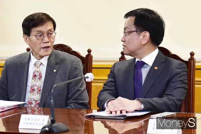 [머니S포토] 비상거시경제회의, 의견 나누는 이창용 총재 · 최상목 부총리