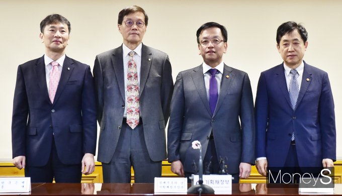 [머니S포토] 崔 부총리 '첫' 주재 비상거금회의…FOMC 금리동결 결정 등 논의