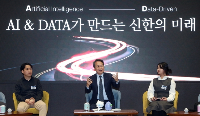 진옥동 신한금융그룹 회장이(가운데) 직원들과 함께 이야기를 나누고 있다. /사진제공=신한금융그룹 