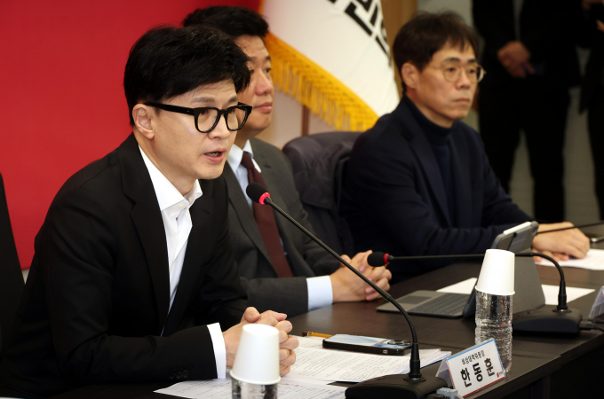 한동훈 비상대책위원장이 경북 문경시 화재 진압 중 순직한 소방관들에 대해 "국민의힘과 정부는 이 두 영웅의 용기와 헌신을 품격있게 기려 유족을 위해 할 수 있는 모든 것을 하겠다고 말씀드린다"고 밝혔다. 사진은 한 위원장이 1일 오전 서울 여의도 국민의힘 중앙당사에서 열린 비상대책위원회 회의에서 발언하는 모습. /사진=뉴시스
