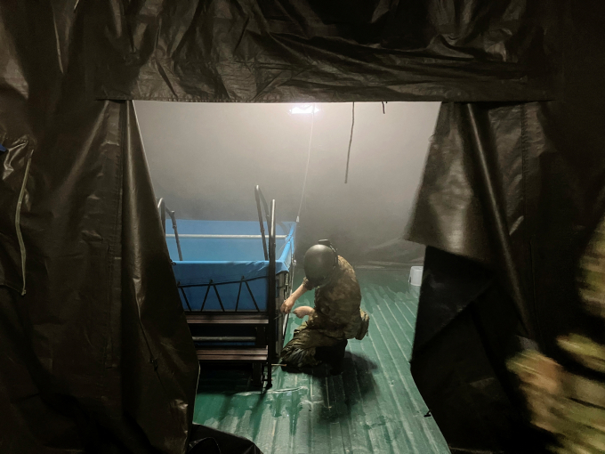 지난달 1일 일본 이시카와현 노토반도에서 규모 7.0 지진이 발생한 지 한 달이 된 가운데, 피난 장기화로 이재민들의 '재해 관련사' 증가가 우려된다. 사진은 1월 30일 일본 이시카와현 스즈시에서 지진 생존자들을 위해 일본 자위대 대원이 임시 공동 목욕장을 설치하는 모습. / 사진=로이터 