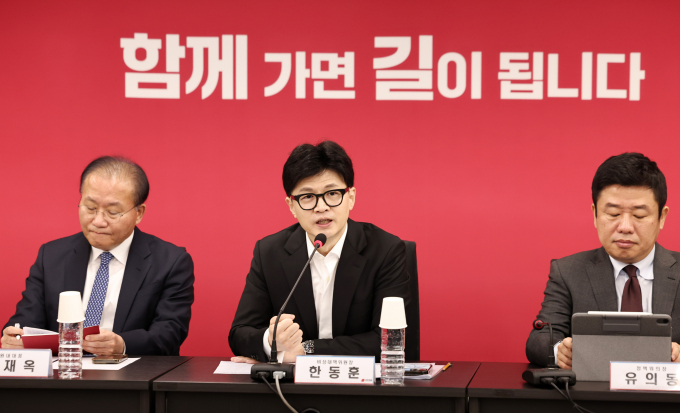 1일 한동훈 국민의힘 비상대책위원장이 이재명 더불어민주당 대표를 겨냥해 강도 높은 비판을 했다. 사진은 한 위원장(가운데)이 1일 오전 서울 여의도 중앙당사에서 열린 비대위 회의에서 모두발언을 하는 모습. /사진=뉴스1