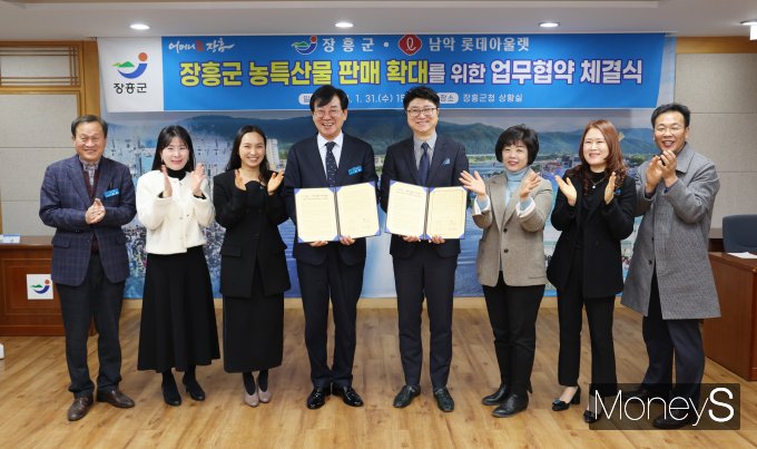 롯데아울렛 남악점은 지난달 31일 장흥군청에서 김대홍 남악점장과 김 성 장흥군수 등이 참석한 가운데 지역상생  업무협약을 체결했다/사진=롯데백화점 홍보 3팀 제공.