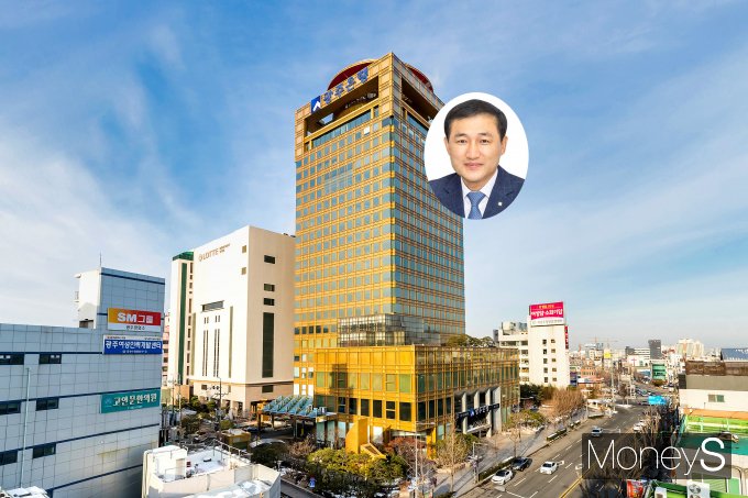 광주은행이 자영업자 및 소상공인들의 어려움을 함께 극복하기 위해 올해 총 293억원 규모의 민생금융지원에 나선다. 광주은행 본점 전경/사진=머니S DB.