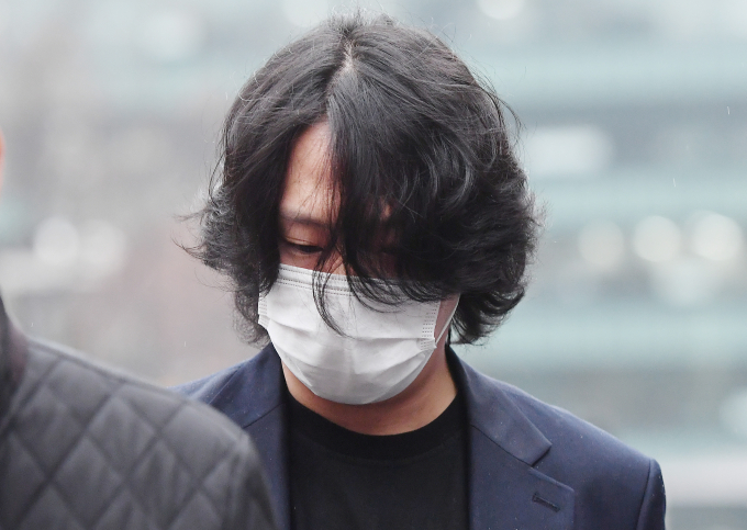 성폭행 혐의로 재판을 받던 중 또다시 성범죄를 저지른 보이 그룹 B.A.P(비에이피) 출신 힘찬(33·본명 김힘찬)에게 법원이 징역형의 집행유예를 선고했다. 사진은 지난 2020년 11월 서울 서초구 중앙지법에서 진행된 8차 공판을 마친 그룹 B.A.P 출신 힘찬. /사진=머니투데이