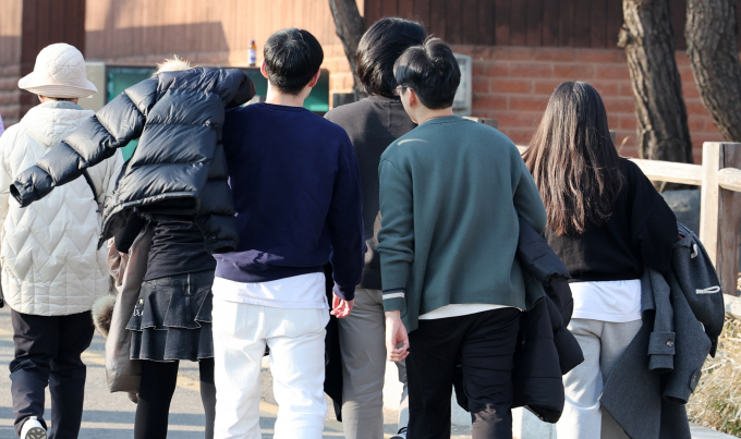오는 2일 동해안에는 눈 예보, 제주에는 비 예보가 있다. 사진은 지난달 오후 서울 중구 남산에서 시민들이 겉옷을 벗어 손에 들고 산책하고 있는 모습. /사진=뉴시스