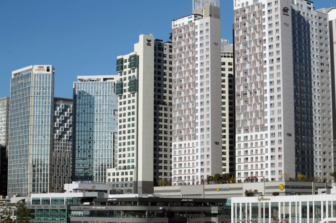 지난해  4분기 지난해 CBD(종로·중구)와 GBD(강남·서초), YBD(여의도·마포) 내 프라임 오피스 공실률이 이전 분기 대비 0.3%포인트(p) 하락한 3.1%를 기록했다. 2023년 전체 오피스 거래 규모는 9조3000억원으로 전년 대비 약 30% 감소했다. 올해 기준금리 인하를 기점으로 불확실성이 줄어들고 투자심리도 개선될 것으로 보인다./사진=뉴시스